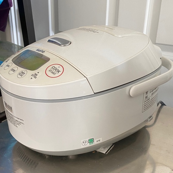 Sanyo White Digital Rice Cooker - Picture 3 of 14